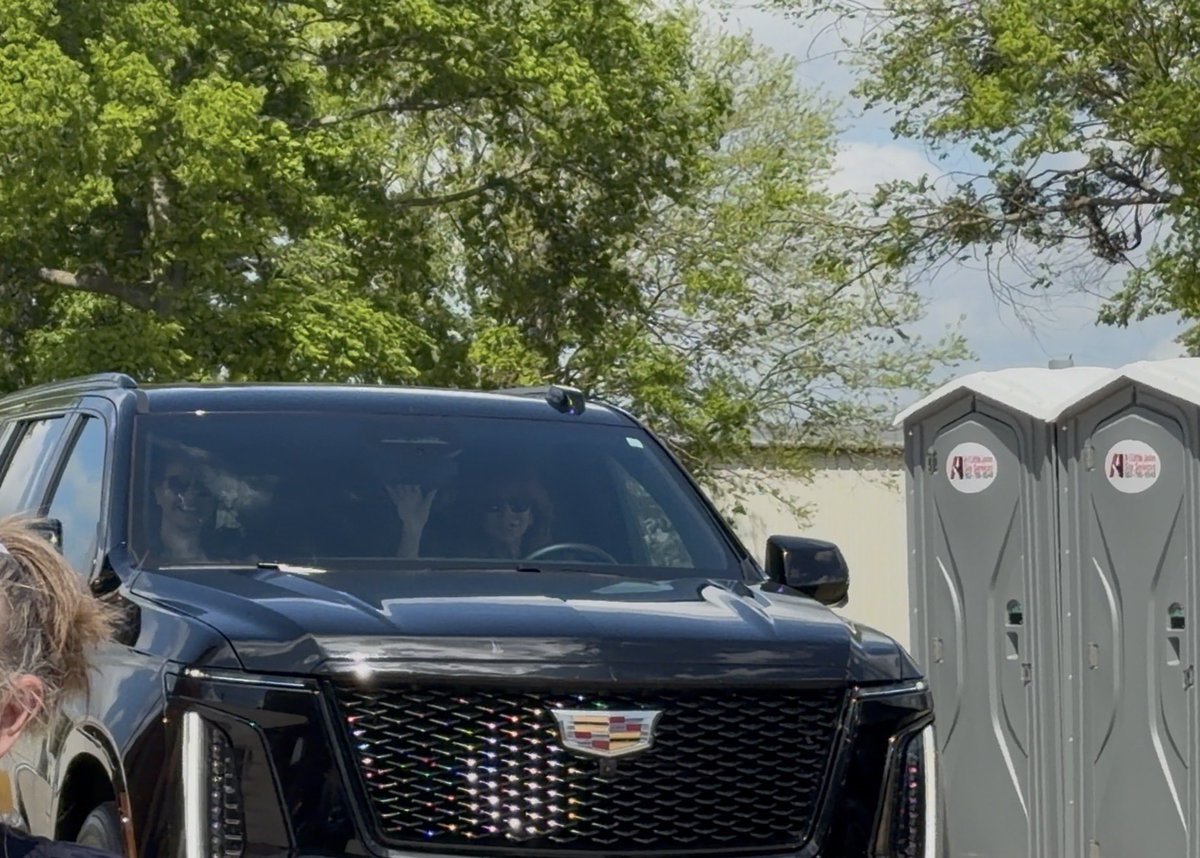 Larry #Reba 👑💃🏼🎤🎶 tweet media