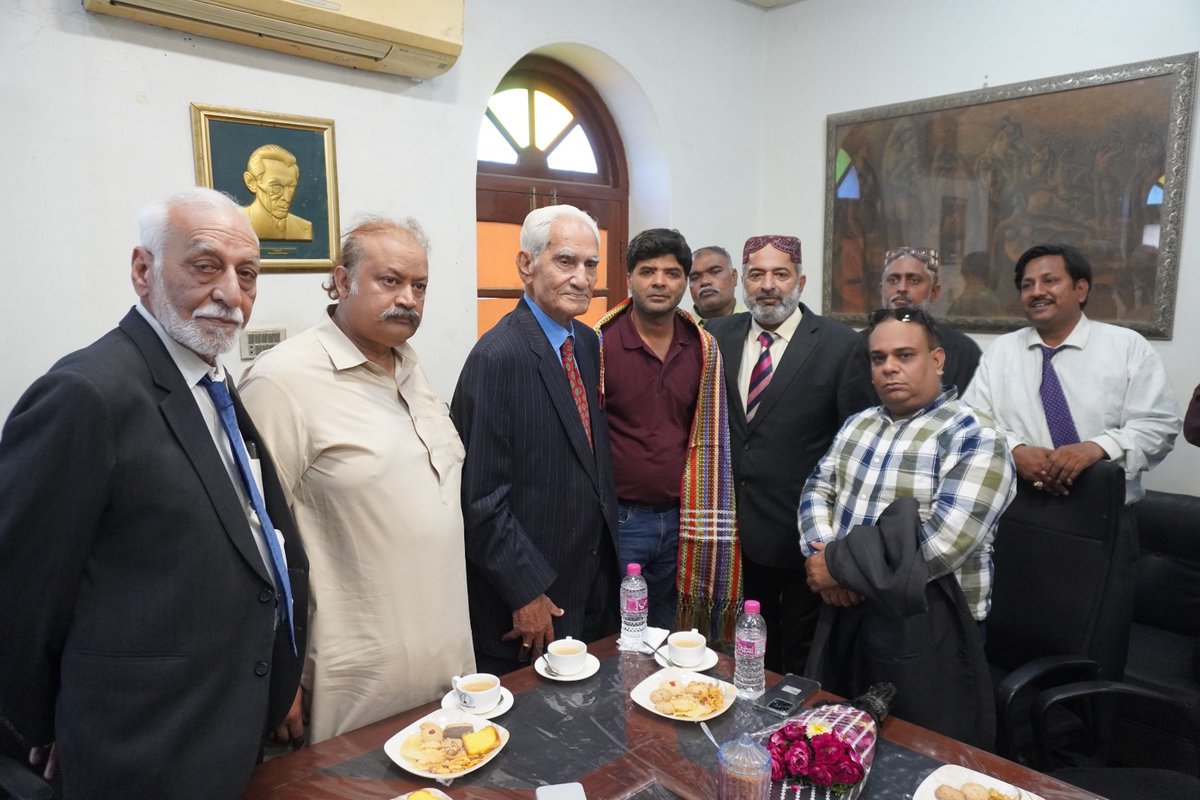 FarooqSamiARY's tweet photo. Ahmed Raza Kasuri, a leader of All Pakistan Muslim League, visited the Karachi Press Club today and congratulated the newly elected body. They discussed the country’s situation and shared interesting memories of former President, retired General Pervez Musharraf.#KPC https://t.co/w9XVzN10gD