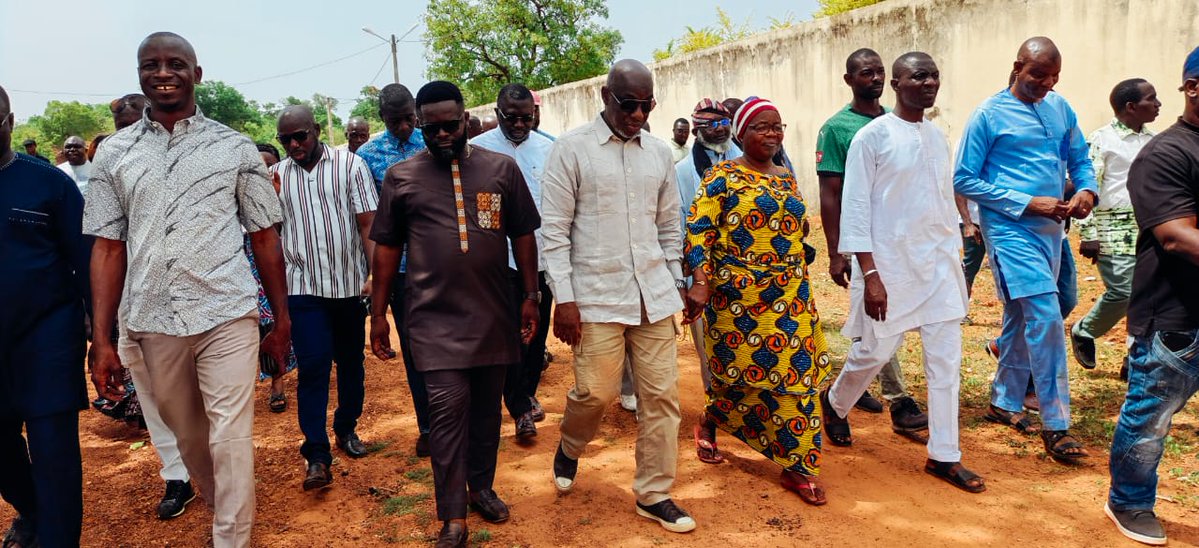 Ferkessédougou : Soul To Soul conduit une délégation au caveau familial des parents de Guillaume Soro lors des obsèques du patriarche Sékongo

Le jeudi 9 avril, à Ferkessédougou, une importante délégation conduite par « Soul To Soul » s’est rendue au caveau familial des parents