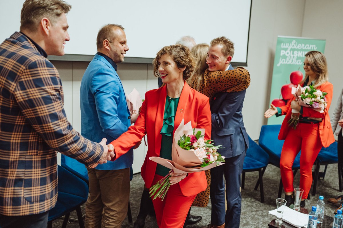 SuperFruitsPL's tweet photo. Historia przyspiesza na naszych oczach. Dziś Debata Oksfordzka o przyszłości kształcenia dietetyków 🫑🍓🍏 SGGW, WUM i teza: „Przyszłość zawodu wymaga jednego standardu kształcenia”. Szczegóły 👉 https://t.co/wuoFPUWD9U Zdjęcie #JagodowyCoreTeam #JakubKozłowski https://t.co/UEUBRmaGZw
