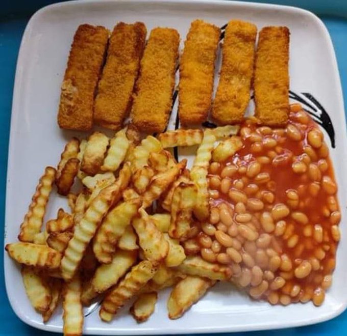 DinnerWithBeans's tweet photo. Fish Fingers, Chips and Beans https://t.co/wIqpliXnp7