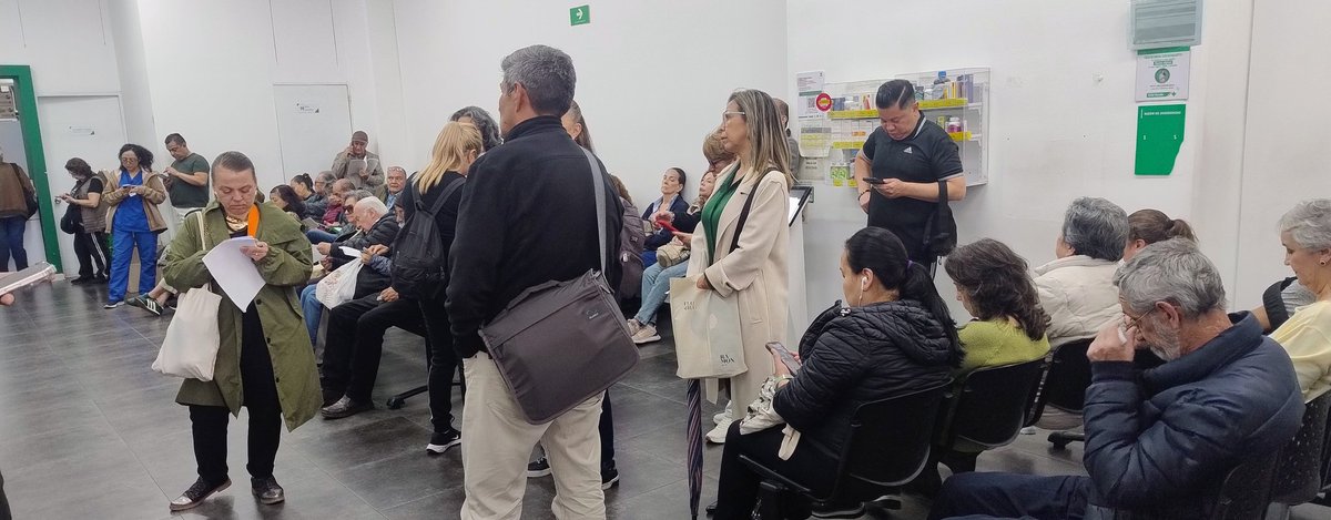 bertieri_mario's tweet photo. ,@Supersalud @Compensar_info @CruzVerdeCo donde entregan medicamentos en la 114 com autopista No hay ni asientos  sufientes es un descontrol total ,esto llaman servicio es pésimo si se puede llamar atención @AurelioSuarez @CaracolRadio https://t.co/scQvuSFJUj