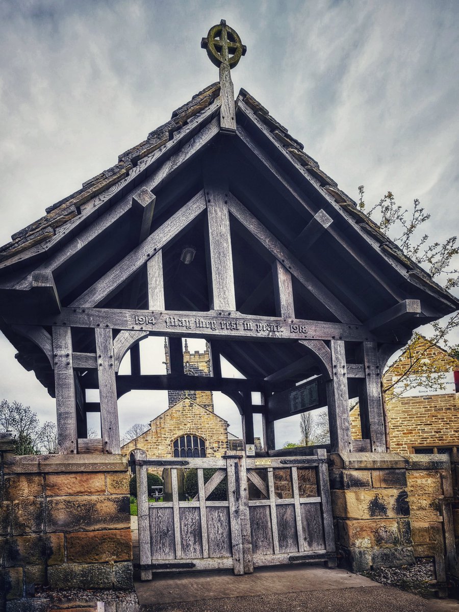 chrisbu03352910's tweet photo. #Thursgate @LoveOfGates
Lych gate at Falkirk St.John's church South Heindley this morning..😊🙋♂️
📸 https://t.co/nIuOoIb3q7
