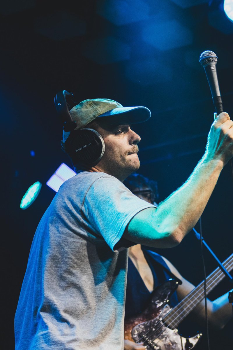 balaclavarecs's tweet photo. Mac DeMarco em Brasília 🌟 Marquinhos lotou o Toinha com fãs que o receberam com diversos presentes, enchendo o palco de discos de vinil! 

Fotos por Felipe Cardoso https://t.co/btYESIYfdg