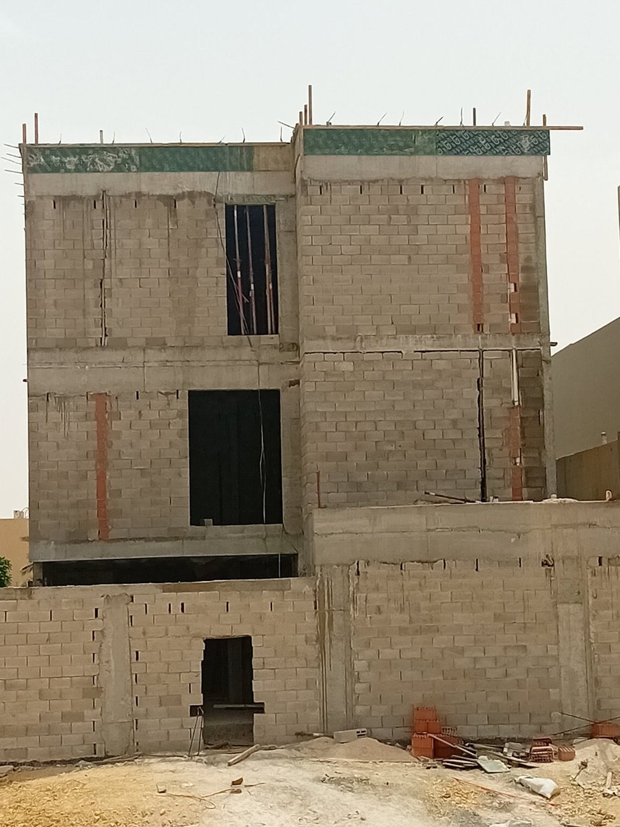AmthalInvestmen's tweet photo. 🧲 
"أكبر خطأ في بناء بيتك؟ مو المقاول… أنت اللي ما تعرف تراقبه!"
90٪ من الناس يركزون على السعر وينسون الأهم:
🔴 المتابعة اليومية
🔴 جودة التنفيذ
🔴 التفاصيل الصغيرة
بيت العمر ما ينسرق منك دفعة وحدة…
ينسرق بأخطاء بسيطة تتكرر كل يوم!
💬 
1:
أول خطأ قاتل؟
تدفع دفعات بدون ما تربطها بإنجاز فعلي في الموقع!
 2:
ثاني خطأ؟
ما يكون عندك مهندس يراقب الشغل بشكل يومي!
3:
ثالث خطأ؟
تثق في الكلام… وما توثق أي شيء بالعقد!
 4:
نصيحة ذهبية 👇
أي مرحلة ما تفهمها = وقف الشغل واسأل
الخسارة تبدأ من السكوت!
 5 :
إذا ناوي تبني قريب… احفظ التغريدة
ممكن توفر عليك آلاف 👍