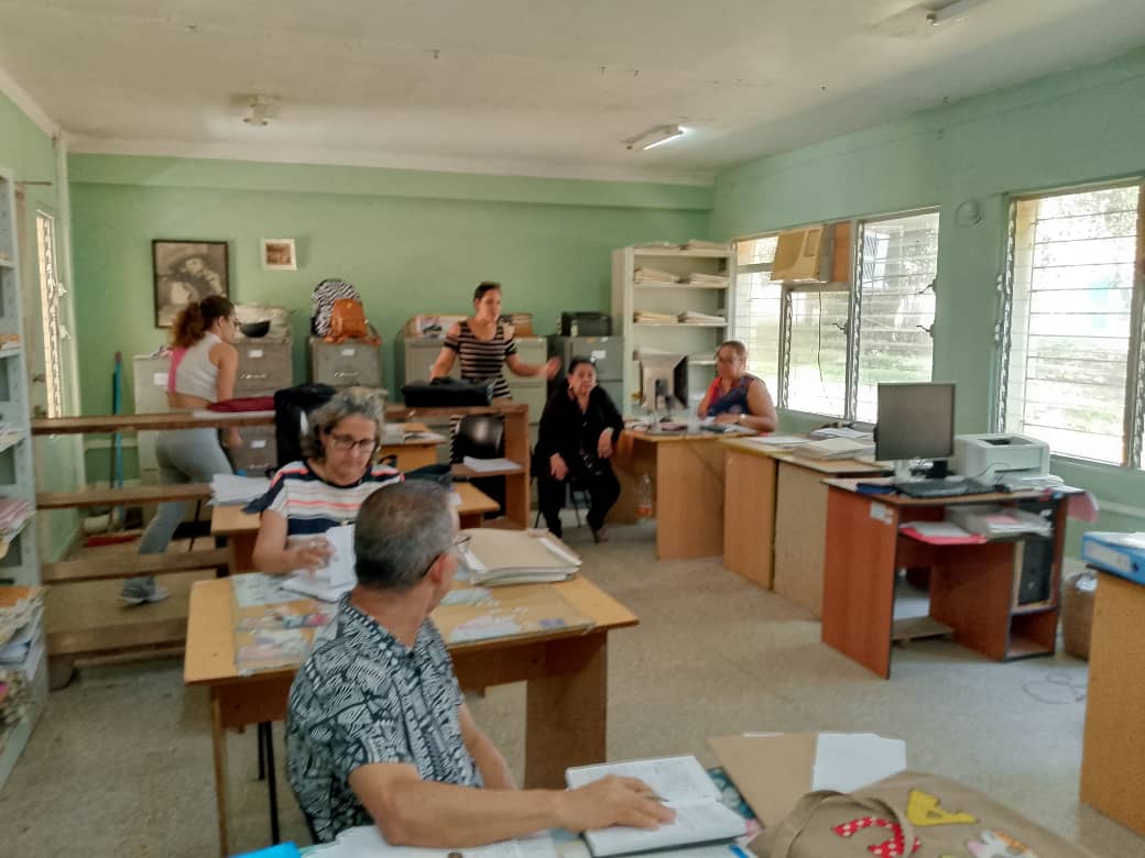 CancioYudiesky's tweet photo. En la @uclv_fce se realiza, como parte del control interno, una revisión a expedientes de posibles graduados del Curso 2025-2026. Con ello nos preparamos para tener en regla la documentación legal que ampara la trayectoria de los futuros egresados. 
#VillaClaraConTodos
#CubaVence https://t.co/Vlc5vo24dv