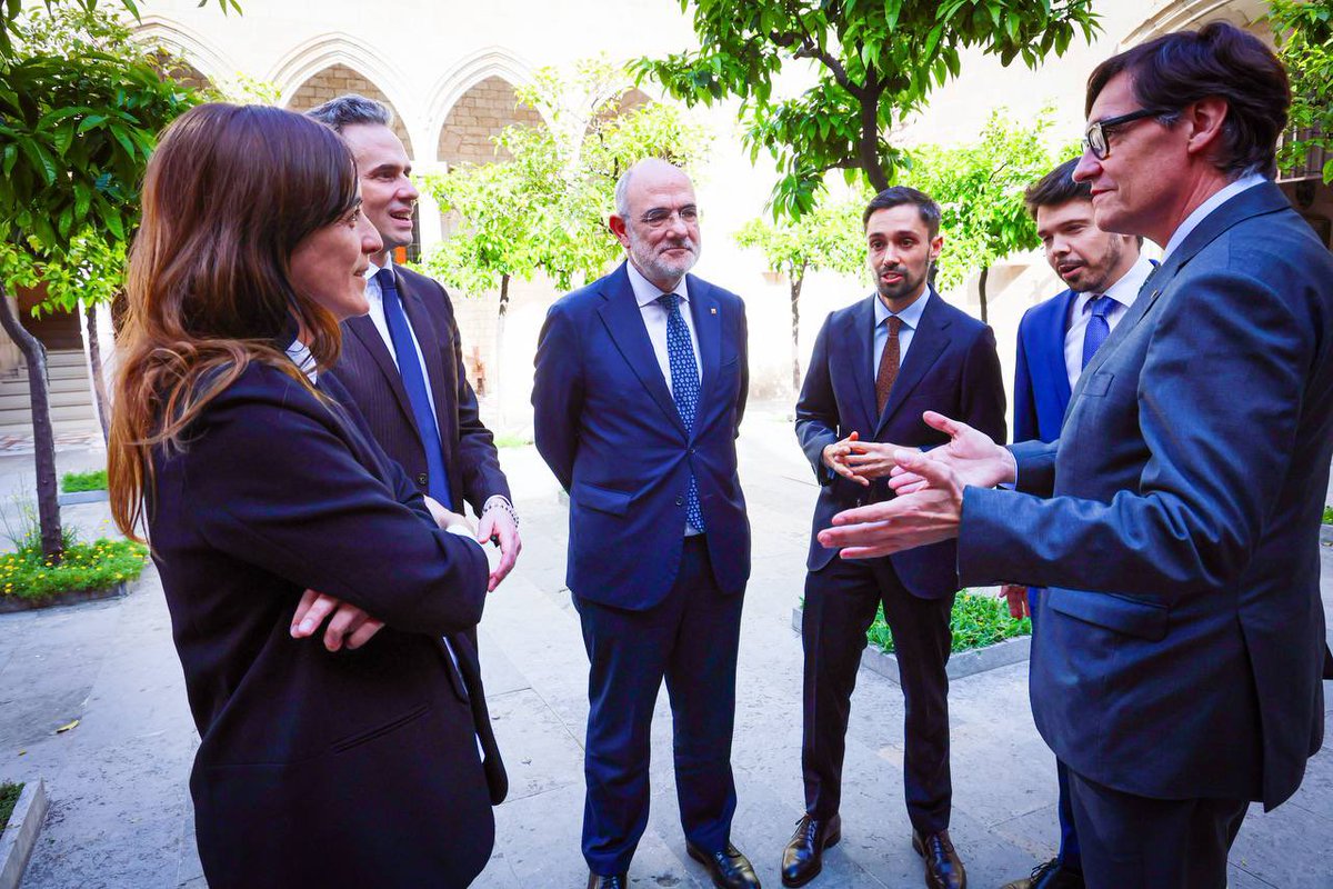exteriorscat's tweet photo. 🌍 L'European Pulse Forum de @politico reuneix a Barcelona líders institucionals i empresarials.

El conseller @jduch n'ha rebut l'editora editorial @kate_day, i ha assistit a la recepció a Palau oferta pel president @salvadorilla i a la inauguració de l'alcalde @jaumecollboni. https://t.co/Xeg9zokIgN