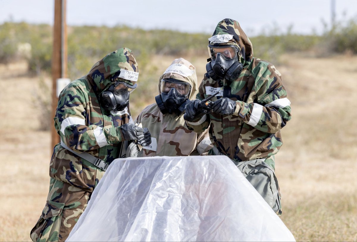 EdwardsAFB's tweet image. Ready for any threat, even the biological ones. 

Edwards conducted a chemical, biological, radiological, and #nuclear threats defense #readiness exercise in March, certifying  250+ #USAF Airmen in less than 72 hours. #AFMC 

@HQ_AFMC
