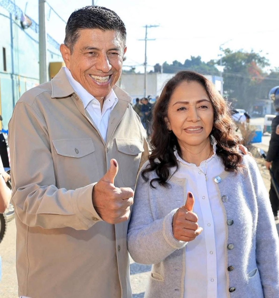 el_inge_bombita's tweet image. Pleito familiar en casa de Salomón Jara: la esposa protege a su “apóstol”, sus hijos molestos operan por Farid en la UABJO pagando votos. Escándalos y amoríos salen a la luz en una frutinovela pagada con presupuesto público. 
#fuerajara #corruptos #oaxaca