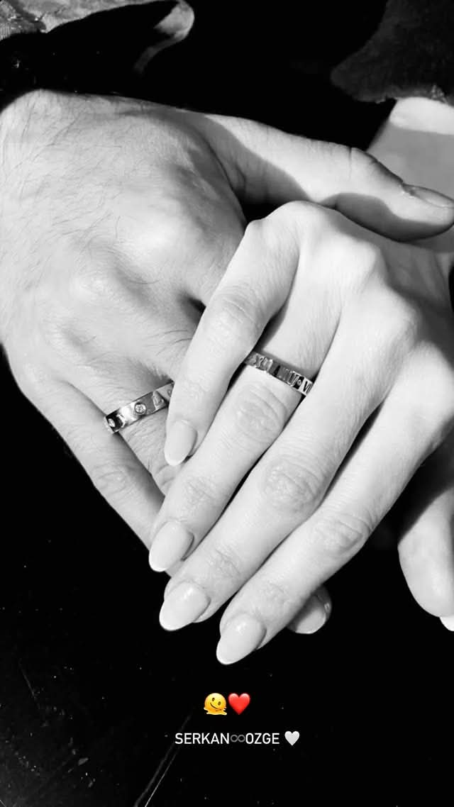 <a href="/DeliGurdal4f/">Deli Gürdal Bozok</a> "Pueden pasar los años pero ellos se siguen viendo como el primer día que decidieron estar juntos ❤️"

|#özgegürel/ #SerkanÇayoğlu/ #özgeserkanwedding|