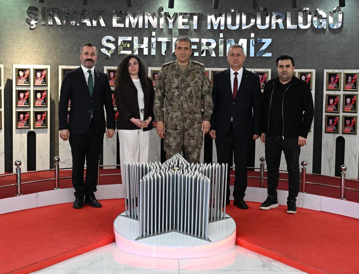 10 Nisan Polis Günü münasebetiyle Şırnak İl Emniyet Müdürümüz Sn.Volkan SAZAK'a ziyarette bulunduk.
 Değerli Müdürümüze nazik ev sahipliklerinden ötürü teşekkür ediyor, 10 Nisan Polis Günü'nü kutluyorum.