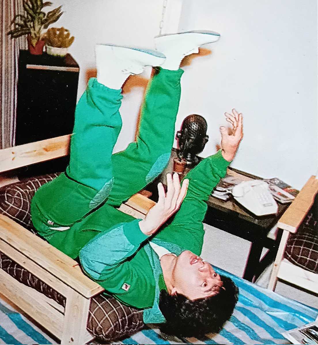 KevinChan478's tweet image. Jackie practices how he's going to fall backwards when being shoved in the face with a birthday cake from Maggie Cheung's character May. From Police Story (1985) 🎂🎬🎥🎞📸

#PoliceStory #behindthescenes #photo #JackieChan @RK9192