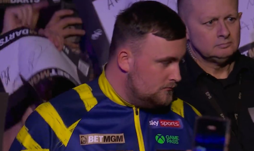 LaczyNasDart's tweet image. Niewykluczone, że właśnie usłyszeliśmy największe gwizdy, z jakimi kiedykolwiek spotkał się Luke Littler.

Anglik zachowuje kamienną twarz.
#łączynasdart