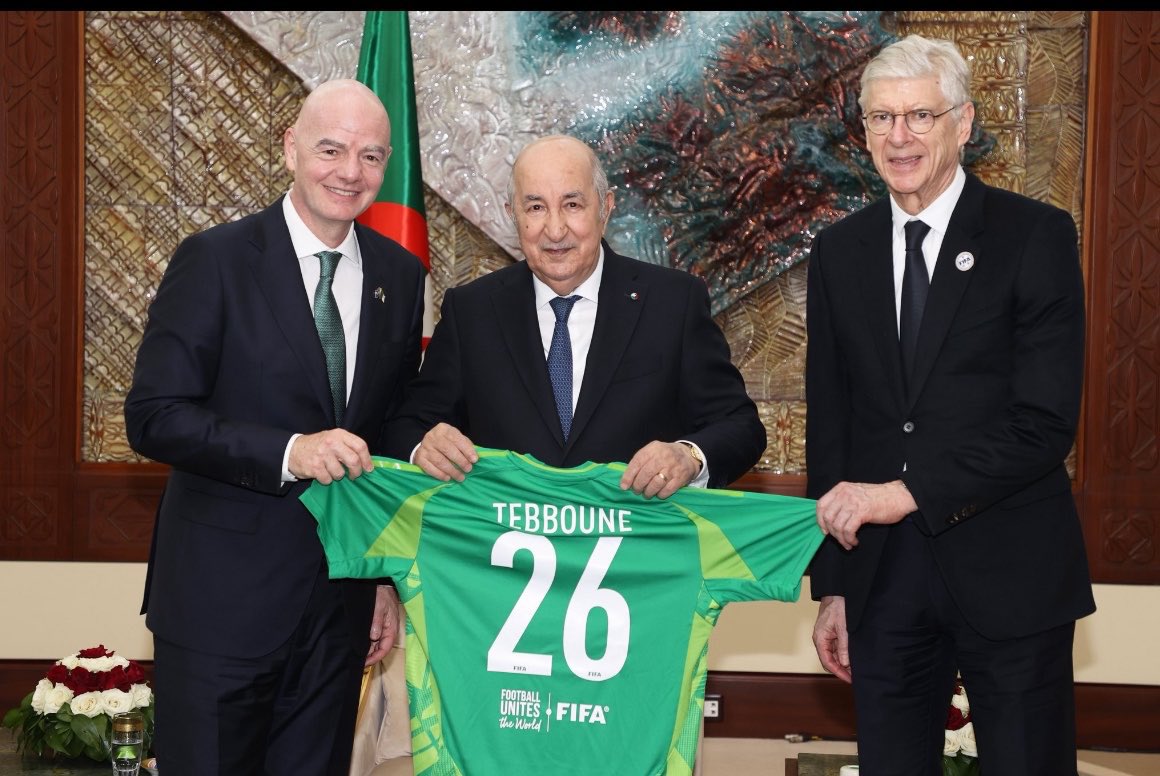 🚨 Gianni Infantino et Arsène Wenger en visite en Algérie 🇩🇿 avec le président de la République, Abdelmadjid Tebboune. 👀