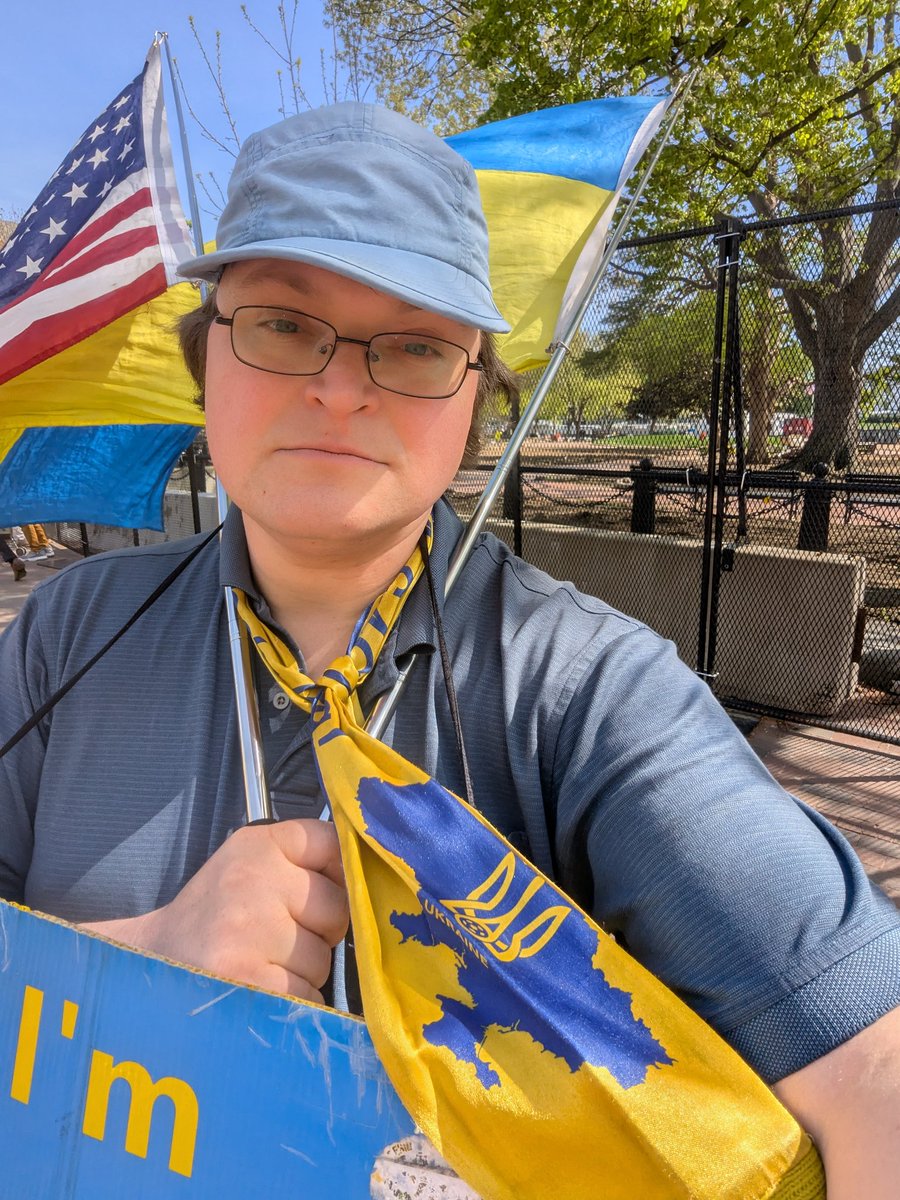 ukrainerallydc's tweet photo. Join us at H Street and 16th St by Lafayette Park until 5pm today Thursday. Congress returns on Monday. 🌸🌸 
Call your members of Congress and tell them to support a just and lasting peace for Ukraine.
#CrimeaIsUkraine 🇺🇸🇺🇦 https://t.co/bcFVhqu6ni