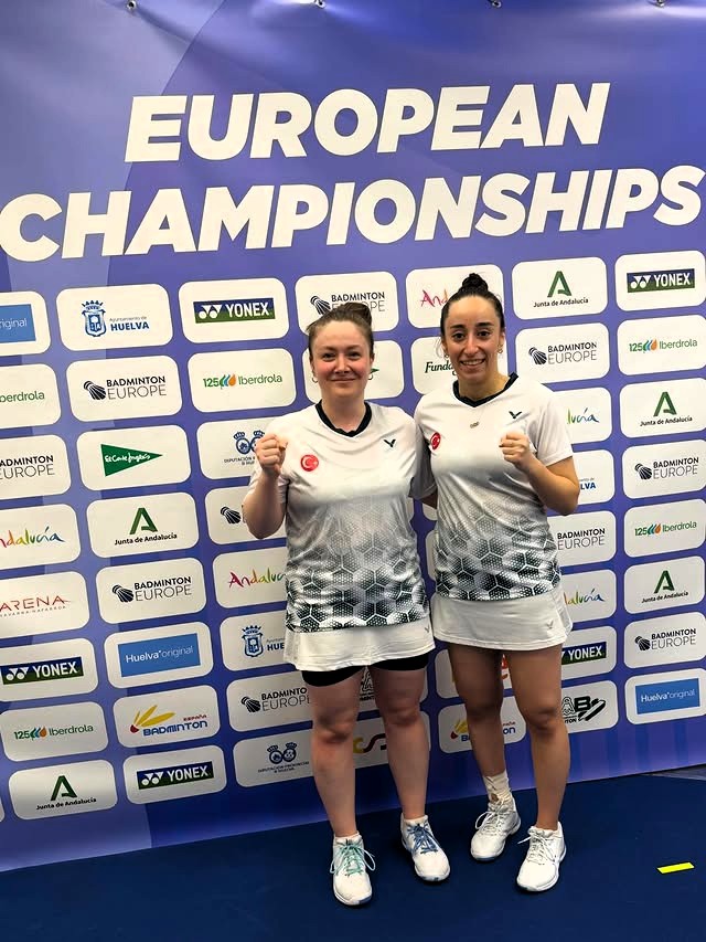 İspanya’da devam eden Avrupa Badminton Şampiyonası’nın dördüncü gününde; Çift kadınlarda Nazlıcan İNCİ-Bengisu ERÇETİN, İngiliz Lisa CURTIN-Sian KELLY’i 2-0 yenerek yarı finale yükseldiler. Sporcularımız bu sonuçla Şampiyonada madalya almayı garantilediler.