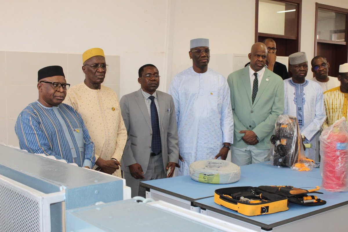 saheliens's tweet photo. #Mali 🇲🇱 : lancement officiel du Centre d’Excellence en Énergie Solaire Photovoltaïque à #Bamako
Le Mali a lancé officiellement, ce jeudi, le Centre d’Excellence en Énergie Solaire Photovoltaïque (#CESP) à l’Université des Sciences, des Techniques et des Technologies de Bamako (USTTB).
Porté par le Ministère de l’Enseignement supérieur et de la Recherche scientifique, ce pôle vise à former des techniciens et spécialistes du solaire, à développer la recherche appliquée et à incuber des innovations pour renforcer la souveraineté énergétique nationale.
Un premier investissement de 150 millions de FCFA a été mobilisé pour l’équipement des laboratoires. Des formations diplômantes, du DUT aux licences professionnelles, seront mises en place en partenariat étroit avec le secteur industriel. Les autorités maliennes soulignent leur engagement ferme pour positionner le CESP comme une référence nationale et sous-régionale dans le domaine des énergies renouvelables.