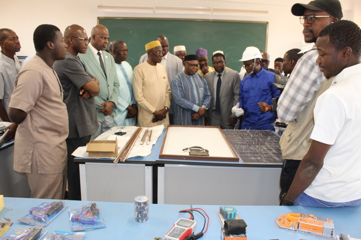 saheliens's tweet photo. #Mali 🇲🇱 : lancement officiel du Centre d’Excellence en Énergie Solaire Photovoltaïque à #Bamako
Le Mali a lancé officiellement, ce jeudi, le Centre d’Excellence en Énergie Solaire Photovoltaïque (#CESP) à l’Université des Sciences, des Techniques et des Technologies de Bamako (USTTB).
Porté par le Ministère de l’Enseignement supérieur et de la Recherche scientifique, ce pôle vise à former des techniciens et spécialistes du solaire, à développer la recherche appliquée et à incuber des innovations pour renforcer la souveraineté énergétique nationale.
Un premier investissement de 150 millions de FCFA a été mobilisé pour l’équipement des laboratoires. Des formations diplômantes, du DUT aux licences professionnelles, seront mises en place en partenariat étroit avec le secteur industriel. Les autorités maliennes soulignent leur engagement ferme pour positionner le CESP comme une référence nationale et sous-régionale dans le domaine des énergies renouvelables.