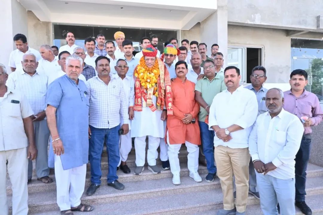 JoraramKumawat's tweet image. आज कुमाचन में कुमावत विकास समिति के पदाधिकारियों एवं समाज बंधुओ द्वारा किए स्नेहपूर्ण स्वागत अभिनंदन हेतु सभी का हृदय से आभार व्यक्त करता हूँ।

इस अवसर पर सभी की समस्याओं को सुनकर उनके अतिशीघ्र समाधान हेतु संबंधित अधिकारियों को आवश्यक दिशा निर्देश दिए।

#JoraramKumawat #BJP4IND