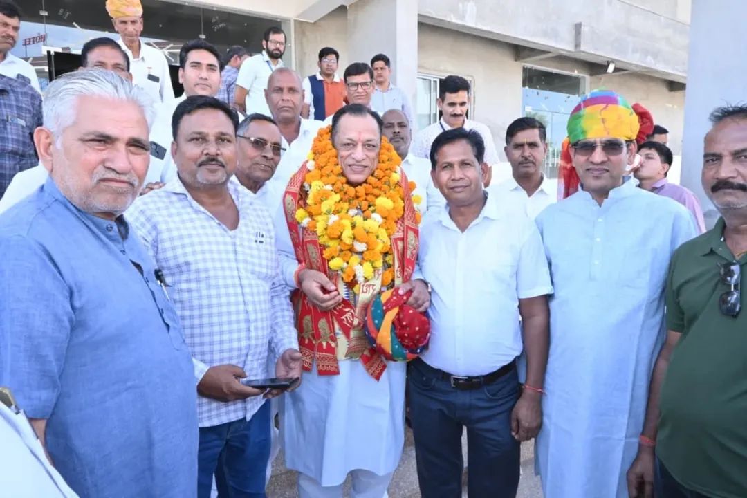 JoraramKumawat's tweet image. आज कुमाचन में कुमावत विकास समिति के पदाधिकारियों एवं समाज बंधुओ द्वारा किए स्नेहपूर्ण स्वागत अभिनंदन हेतु सभी का हृदय से आभार व्यक्त करता हूँ।

इस अवसर पर सभी की समस्याओं को सुनकर उनके अतिशीघ्र समाधान हेतु संबंधित अधिकारियों को आवश्यक दिशा निर्देश दिए।

#JoraramKumawat #BJP4IND