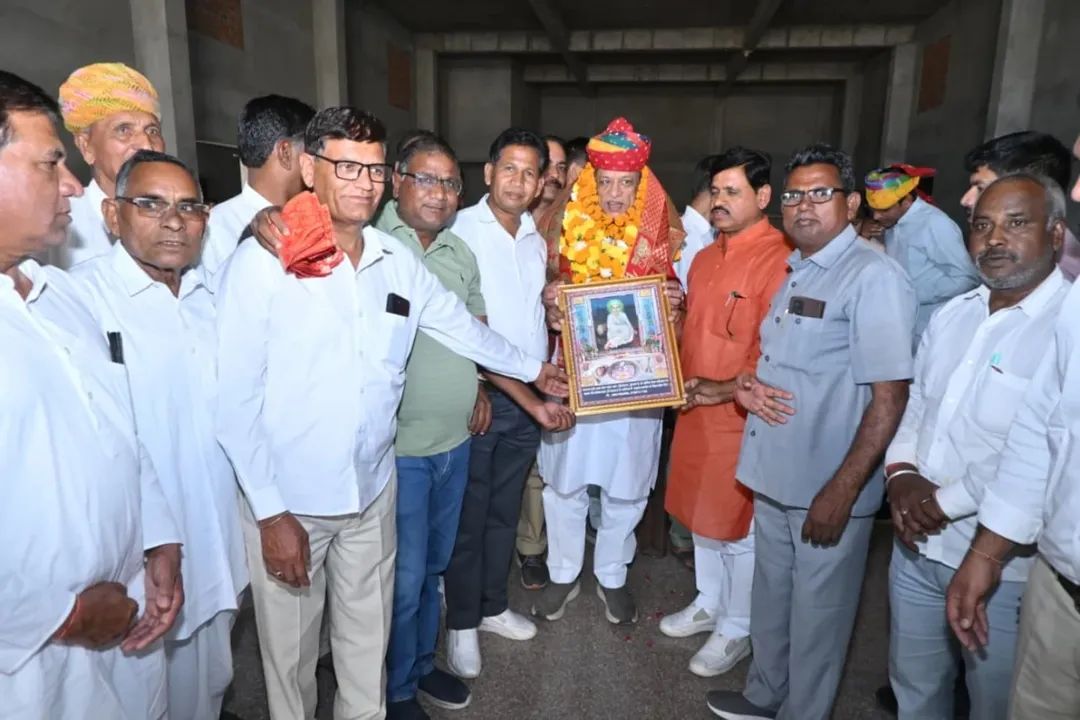 JoraramKumawat's tweet image. आज कुमाचन में कुमावत विकास समिति के पदाधिकारियों एवं समाज बंधुओ द्वारा किए स्नेहपूर्ण स्वागत अभिनंदन हेतु सभी का हृदय से आभार व्यक्त करता हूँ।

इस अवसर पर सभी की समस्याओं को सुनकर उनके अतिशीघ्र समाधान हेतु संबंधित अधिकारियों को आवश्यक दिशा निर्देश दिए।

#JoraramKumawat #BJP4IND