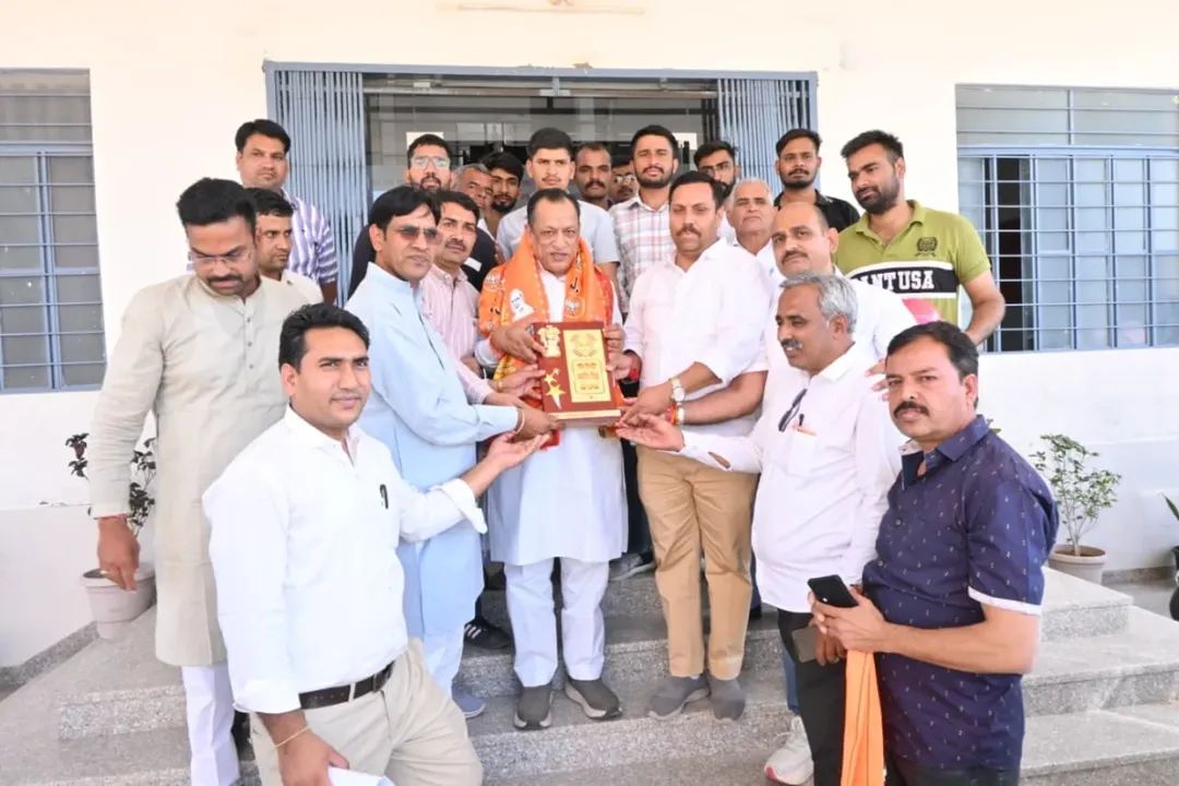 JoraramKumawat's tweet image. आज कुमाचन में कुमावत विकास समिति के पदाधिकारियों एवं समाज बंधुओ द्वारा किए स्नेहपूर्ण स्वागत अभिनंदन हेतु सभी का हृदय से आभार व्यक्त करता हूँ।

इस अवसर पर सभी की समस्याओं को सुनकर उनके अतिशीघ्र समाधान हेतु संबंधित अधिकारियों को आवश्यक दिशा निर्देश दिए।

#JoraramKumawat #BJP4IND