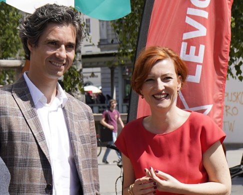 Če Levica nima nič s Fotopubom, zakaj ne asistira pri tem, da se čim prej zadeva odvije na sodišču in bi le ti, če niso nič krivi, bili oprani za vek vekov. Prijavite Dušana kot zaščitniki kulture in dokažite, da ste nedolžni.  Zakaj se to še ni zgodilo? Kje je logika?