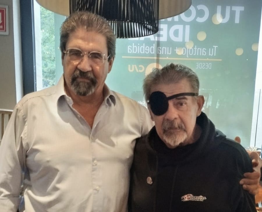 LaMultimedios's tweet photo. Merecido homenaje al Coach Cesar David García Robles "Coach Panda"

Emotivo reencuentro de leyendas del football americano universitario

Ciudad de México.— En un ambiente de fraternidad y memoria, se rindió un merecido reconocimiento a integrantes de la generación 1972–1979 de la organización Guerreros Aztecas UNAM, destacando la trayectoria de César David García Robles, conocido como “Coach Panda”, quien además se desempeñó como coordinador defensivo de la Preparatoria 1 de la UNAM, ubicada en San Ildefonso, en el Centro Histórico de la capital.

Durante el encuentro, se contó con la presencia de destacados coaches como Mario Durán Zúñiga, el propio David García Robles (Panda), Castillo “El Cavernas” y Eduardo Santaella, quienes compartieron anécdotas y vivencias de su paso por el football americano estudiantil.

Asimismo, se recordó con respeto y cariño a entrenadores que han fallecido, entre ellos Lozada, Hernández Soto “Perro” y Porfirio García “Juanito”, figuras que dejaron huella en este deporte de las tacleadas.

El evento también reunió a exjugadores conocidos como “Canarios” de la Preparatoria 1, entre ellos Augusto Ortiz “Pato” y su hermano, Gerardo Castro —quien colaboró en la organización—, Alejandro Islas y Camilo Pérez Colín, además de muchos otros integrantes de esta histórica comunidad.

Uno de los momentos más significativos fue la presencia de dos referentes del football americano nacional: el recién designado head coach de Pumas, César Belmonte, y el legendario entrenador Jacinto Licea, figura clave en la historia de las Águilas Blancas, lo que simbolizó la unión de dos de las instituciones más representativas del país.

De igual forma, asistió Carlos Fentanes, fundador y responsable durante años de la fraternidad “Rojo, Plata y Oro” A.C., quien fue recibido con entusiasmo tras su recuperación. También estuvieron presentes Ricardo Estrevel, fundador de las Águilas Blancas, y Fernando Sánchez, exjugador de esta institución y actual representante de las Hermandades Politécnicas. La organización del evento contó con el apoyo de Roberto Soriano.

Sin duda, la jornada resaltó por el reconocimiento a la impecable trayectoria del coach César David García Robles, considerado pionero del football americano en el estado de Morelos, así como por fortalecer los lazos de hermandad entre generaciones y equipos que han marcado la historia de este deporte en México y en el estado de Morelos. Actualmente, el Coach Panda como se le conoce de cariño a la leyenda viva, se desempeña como asesor del equipo de coacheo de Wildcats Cuerna por lo que sigue su legado.