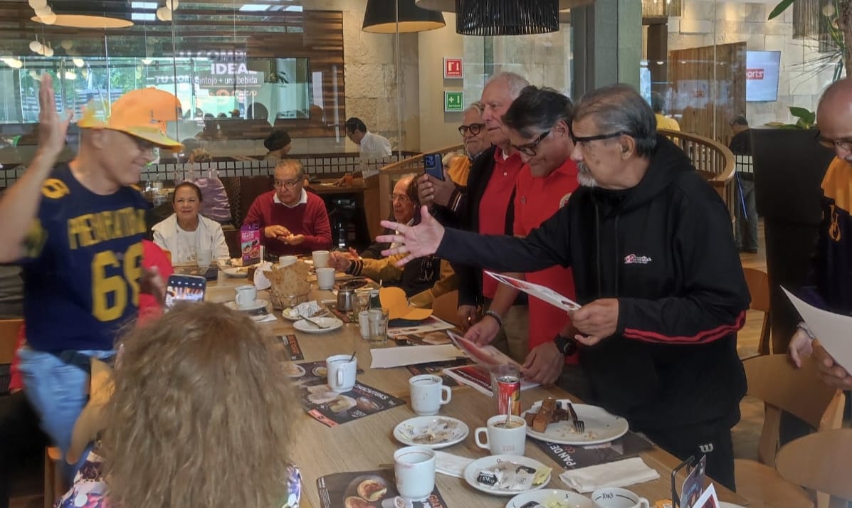 LaMultimedios's tweet photo. Merecido homenaje al Coach Cesar David García Robles "Coach Panda"

Emotivo reencuentro de leyendas del football americano universitario

Ciudad de México.— En un ambiente de fraternidad y memoria, se rindió un merecido reconocimiento a integrantes de la generación 1972–1979 de la organización Guerreros Aztecas UNAM, destacando la trayectoria de César David García Robles, conocido como “Coach Panda”, quien además se desempeñó como coordinador defensivo de la Preparatoria 1 de la UNAM, ubicada en San Ildefonso, en el Centro Histórico de la capital.

Durante el encuentro, se contó con la presencia de destacados coaches como Mario Durán Zúñiga, el propio David García Robles (Panda), Castillo “El Cavernas” y Eduardo Santaella, quienes compartieron anécdotas y vivencias de su paso por el football americano estudiantil.

Asimismo, se recordó con respeto y cariño a entrenadores que han fallecido, entre ellos Lozada, Hernández Soto “Perro” y Porfirio García “Juanito”, figuras que dejaron huella en este deporte de las tacleadas.

El evento también reunió a exjugadores conocidos como “Canarios” de la Preparatoria 1, entre ellos Augusto Ortiz “Pato” y su hermano, Gerardo Castro —quien colaboró en la organización—, Alejandro Islas y Camilo Pérez Colín, además de muchos otros integrantes de esta histórica comunidad.

Uno de los momentos más significativos fue la presencia de dos referentes del football americano nacional: el recién designado head coach de Pumas, César Belmonte, y el legendario entrenador Jacinto Licea, figura clave en la historia de las Águilas Blancas, lo que simbolizó la unión de dos de las instituciones más representativas del país.

De igual forma, asistió Carlos Fentanes, fundador y responsable durante años de la fraternidad “Rojo, Plata y Oro” A.C., quien fue recibido con entusiasmo tras su recuperación. También estuvieron presentes Ricardo Estrevel, fundador de las Águilas Blancas, y Fernando Sánchez, exjugador de esta institución y actual representante de las Hermandades Politécnicas. La organización del evento contó con el apoyo de Roberto Soriano.

Sin duda, la jornada resaltó por el reconocimiento a la impecable trayectoria del coach César David García Robles, considerado pionero del football americano en el estado de Morelos, así como por fortalecer los lazos de hermandad entre generaciones y equipos que han marcado la historia de este deporte en México y en el estado de Morelos. Actualmente, el Coach Panda como se le conoce de cariño a la leyenda viva, se desempeña como asesor del equipo de coacheo de Wildcats Cuerna por lo que sigue su legado.