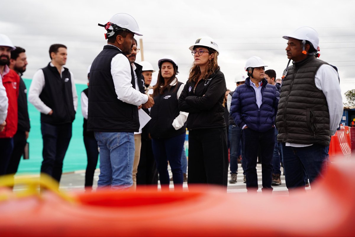 Maferoc's tweet photo. ¡Seguimos dando pasos gigantes hacia la movilidad sostenible en Bogotá!

Avanza la construcción del primer patio troncal 100% eléctrico de Colombia en el Patio Sur. Desde la primera piedra a finales de 2025, estamos comprometidos con transformar esta infraestructura.

Este proyecto no solo implica la instalación de la infraestructura necesaria para 116 buses articulados y biarticulados eléctricos, sino que también genera más de 345 empleos directos e indirectos.

Colombia se sigue posicionando como referente mundial en la electrificación del transporte público.