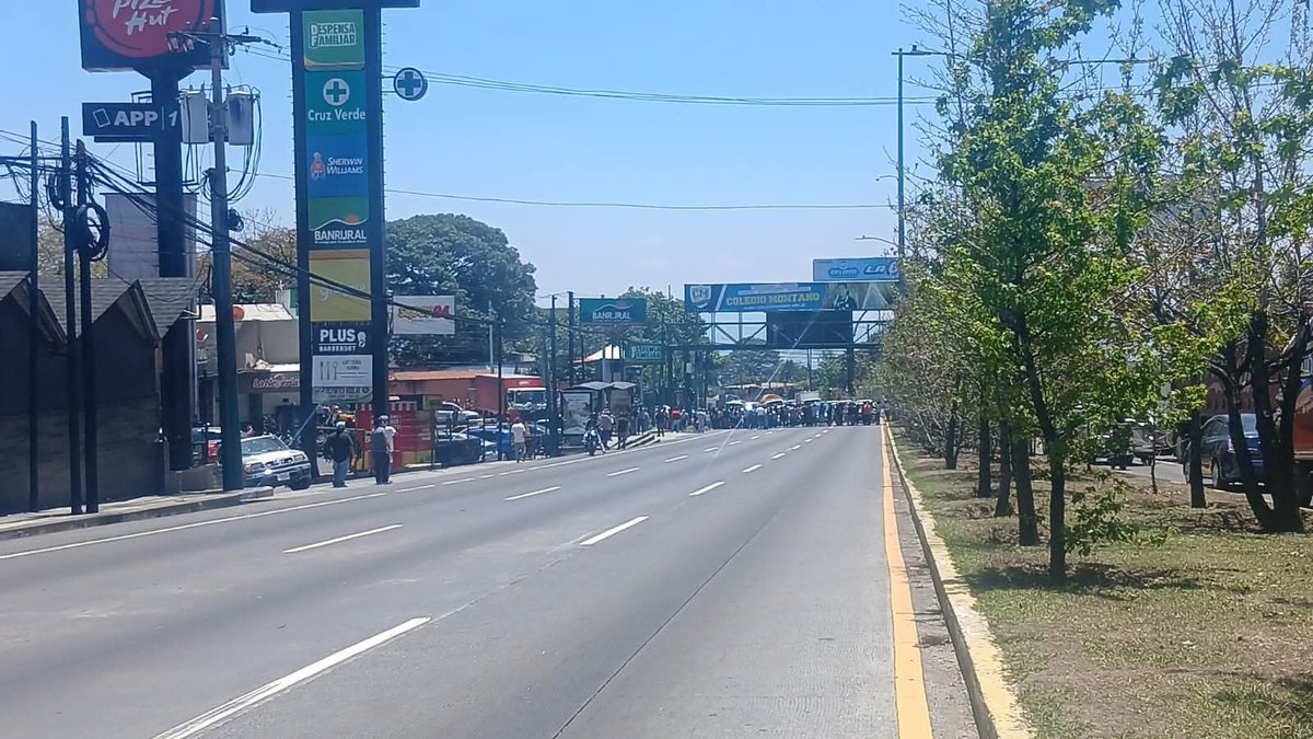 diegoedeleon's tweet photo. Grupo de personas bloquean el paso en km 19.5 ruta Interamericana en ambos sentidos por falta de agua en Mixco. Fotos de #TransitoMixco. @vichoguate @Jaaaz___ https://t.co/F1nviKcX6l