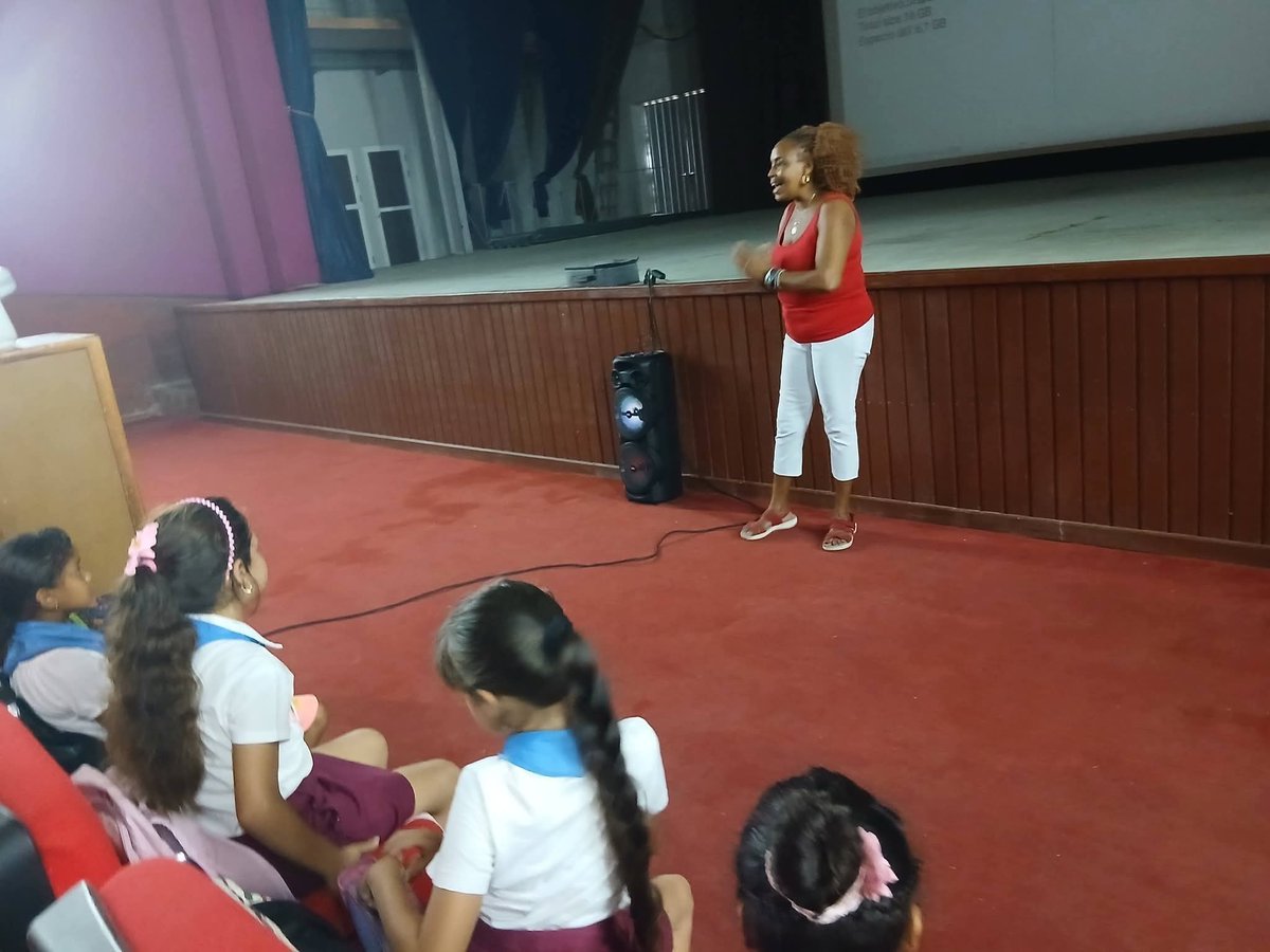 VallinaA13897's tweet photo. La gran pantalla del cine Encanto de Baracoa vuelve a iluminarse con la presentación de animados para los pioneros de la Escuela Miguel de Cervantes.
#CineBaracoa
#CineGuantanamo
#VamosAlCine https://t.co/bVB0vHtHql