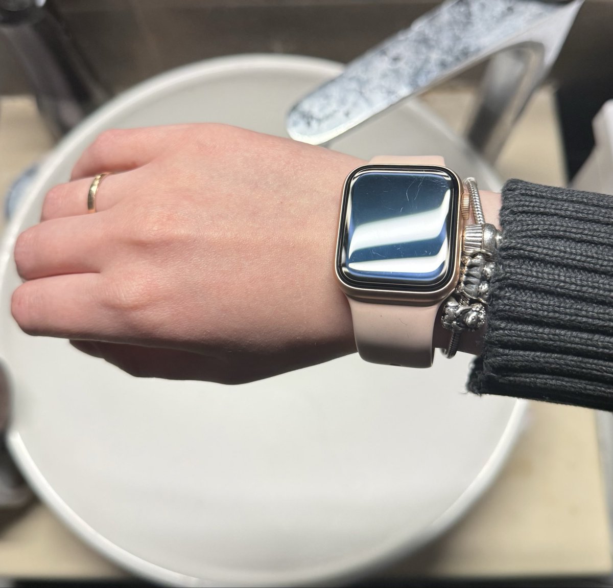 Думаю, начать их просто носить как браслет, не заряжая. Функционально не нашла никакой пользы (и поэтому не обновляла, так что у меня совсем отсталая версия), но какой-то вайб они раздают. + от незаряж будет ощущение типа ты рокстар не ночевала дома😈👻