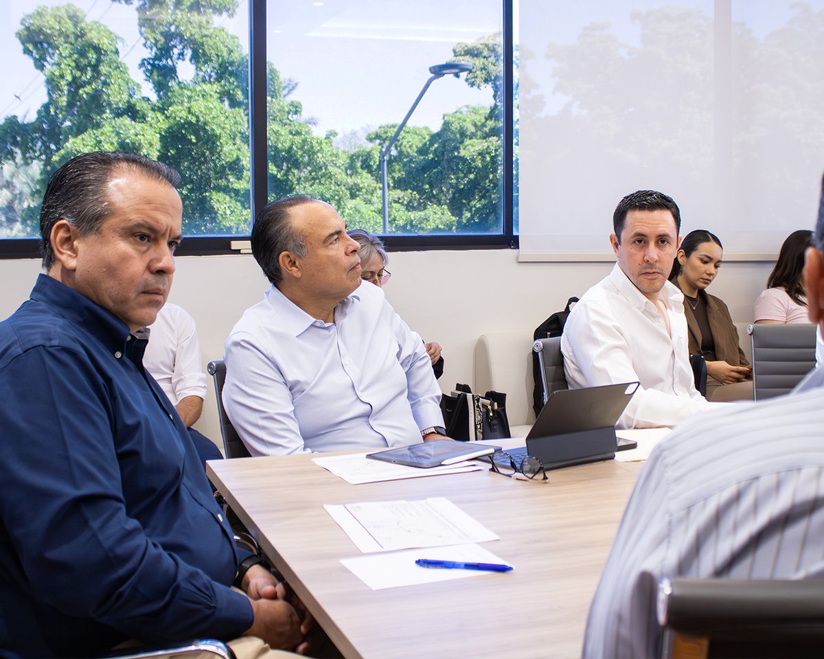 FernandoRVM's tweet photo. Con el objetivo de fortalecer la planeación de infraestructura hídrica del Programa Nacional de Vivienda para el Bienestar en la capital, se llevó a cabo una mesa de trabajo con el H. Ayuntamiento de Hermosillo, junto a INFONAVIT, CONAVI, COVES, CECOP, CEA y CONAGUA.

Este programa, impulsado por la presidenta @Claudiashein, avanza en Sonora con el trabajo del gobernador @AlfonsoDurazo, generando condiciones adecuadas para el desarrollo de vivienda.

Agradezco la disposición del alcalde @tonoastiazaran para seguir sumando esfuerzos entre gobiernos.