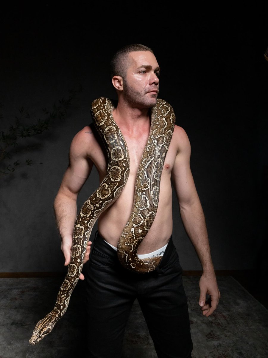snakebys's tweet photo. James Maciel charms a boa... 😍 🔥 🐍 https://t.co/s6CBnKDJwy