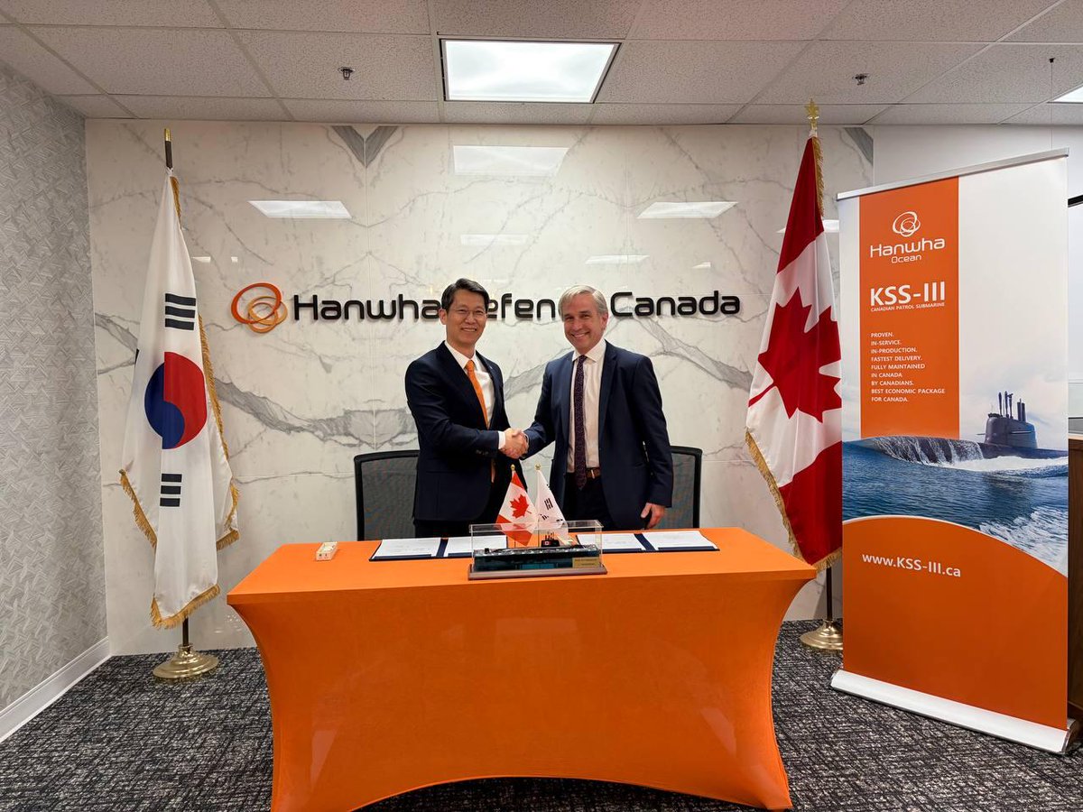 VanguardMag's tweet image. 🌊 @HanwhaCanada + @PCLConstruction sign teaming agreement to support submarine MRO infrastructure under Canada’s CPSP 🇨🇦⚓

A key step toward long-term sovereign sustainment capability.
#CPSP #DefenceCanada #Shipbuilding

vanguardcanada.com/building-the-b…