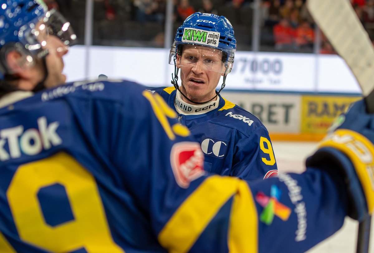 nitten_no's tweet photo. 👊 Marcus Bryhnisveen sto bak 1-0- og 4-2-målet da @StorhamarHockey tok sin andre strake seier og leder an med 2-1 i NM-finalene mot @Friskasker🟡🔵 https://t.co/IrVlOUFsmI