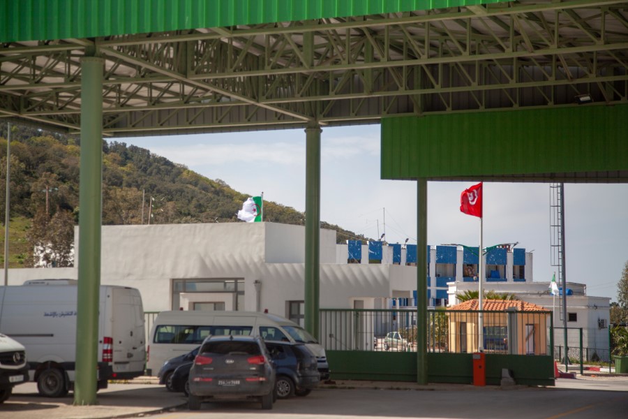 TapNewsAgency's tweet photo. #Tunisia: The arrival lane at #Babouche border crossing (#AïnDraham, #Jendouba) is temporarily closed after a landslip caused by recent rains &amp; entry into the country is now via the exit lane, with repairs already underway, said the regional director of Public Works. #TAP_En https://t.co/U3eUX768ei