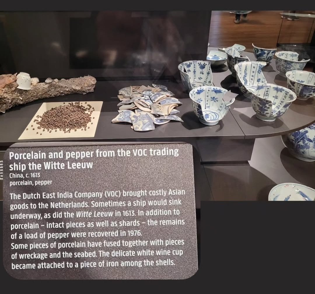 stnrb_'s tweet photo. Ternyata dalam perjalanan ke Eropa, kapal kargo sering tenggelam dan karam. Waktu ke Rijksmuseum di Amsterdam, ada exhibit puing2 keramik dan sisa2 merica dari kapal yang karam tersebut. Mungkin itu salah satu alasannya 🤣 https://t.co/8sbXFceH11
