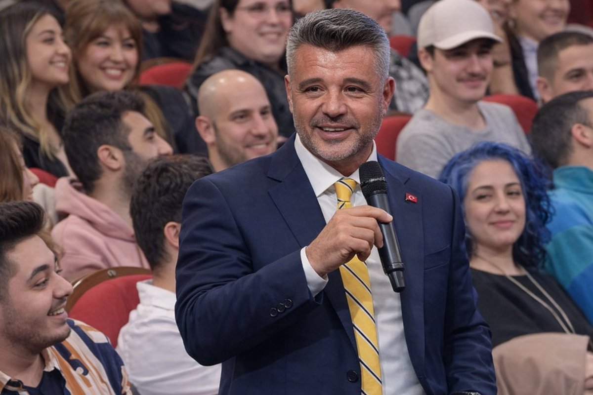 NuriBey1907_1's tweet photo. 💣SADETTİN SARAN KONUŞANLARA KATILDI

🗣️Hasan Can Kaya; Bi sıcıs hikayeni anlatır mısın

🗣️Sadettin Saran; 150 milyon Euro borç yapıp takımı forvetsiz bıraktım (gülerek) https://t.co/5nR1HalleZ