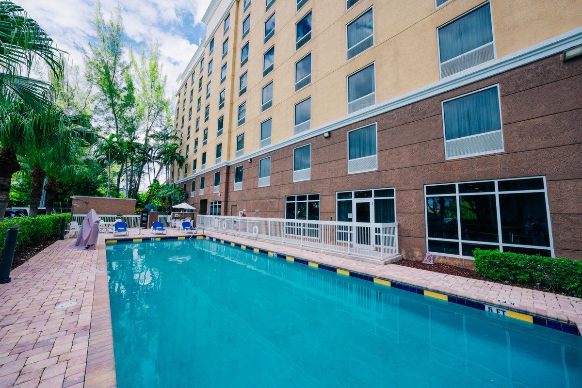 AventuraHampton's tweet image. A weekend getaway is calling… 🌴💦Are you diving in or relaxing poolside?

#friday #weekend #weekendgetaway #pool #poolvibes #poolside #vacation #hotel #getaway #florida #southflorida #hilton #travel #staycation #soflo #funinthesun #familyvacation #escape #booknow