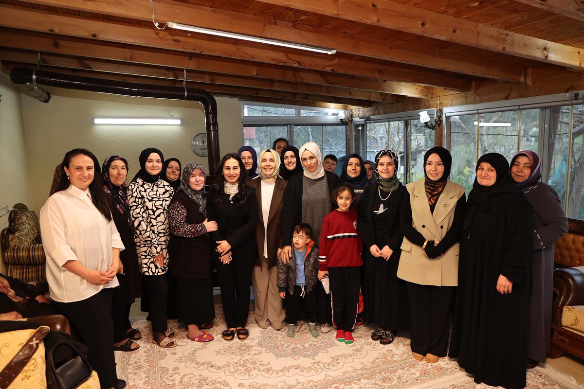 Birlik, beraberlik ve dayanışma ruhuyla gönül köprüleri kurmaya devam ediyoruz.

Başkanımız <a href="/NurselSah/">Nursel Şahin</a> , Belediye Başkan Vekilimiz <a href="/ozlemvgurzel/">Özlem Vural Gürzel</a> ve yönetim kurulu üyelerimizle birlikte gerçekleştirdiğimiz hane ziyaretinde kıymetli komşularımızla bir araya geldik.