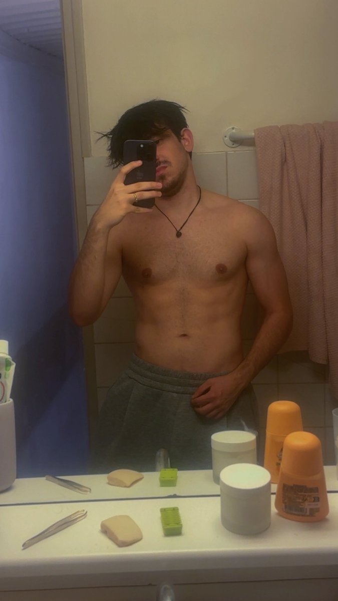 paul_hssc's tweet photo. c'est normal qu'avec la salle le peu de pecs que j'ai se dégonflent ? 😔 https://t.co/YVzaZvhEGF