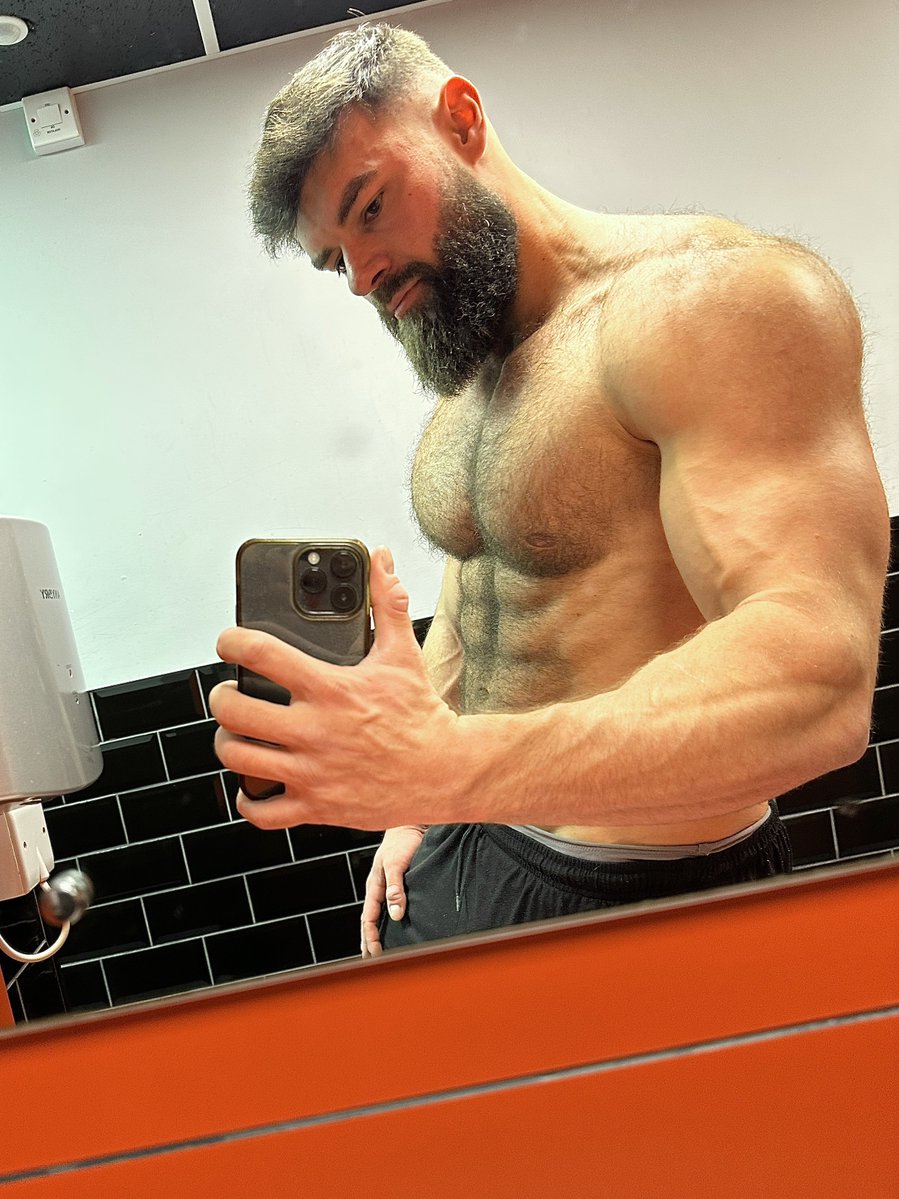 CHRISBSFW tweet media