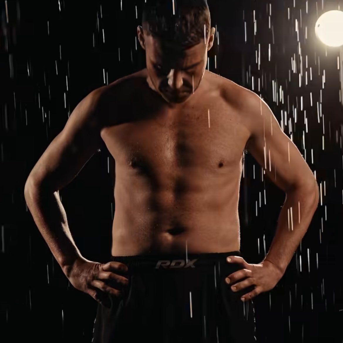 miss_kattz's tweet image. Robert Sugden drooling all over his farm overall while his husband works out, alright. 
#robron