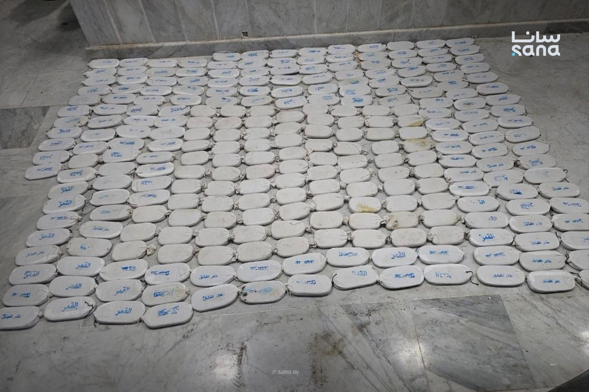 QalaatAlMudiq's tweet image. #Syria: the Border Guard thwarted another attempt by Hezbollah-linked cartels to smuggle drugs into Syria. 

266 Hashish packs were confiscated. 

Seizure occurred in Qara, N. of #Damascus. 

2 smugglers were arrested, incl. a Lebanese.