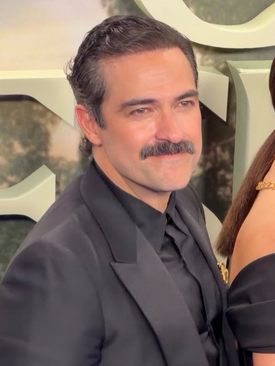 que hombre lindo! 🖤