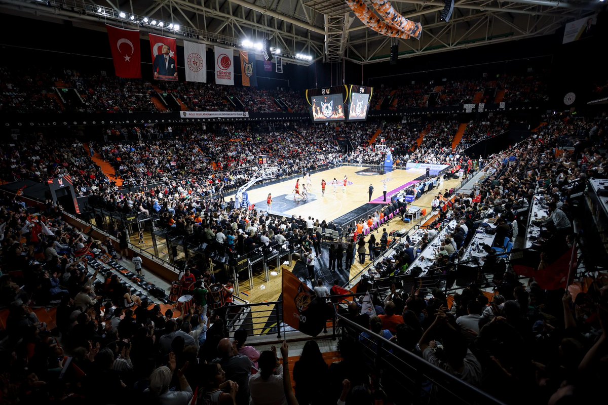 OA_BAK's tweet photo. KADINLAR EUROCUP ŞAMPİYONU ÇİMSA ÇBK MERSİN!🇹🇷🏆

Bizleri gururlandıran takımımıza ve destekleriyle maçı güzelleştiren Mersinli sporseverlere canıgönülden teşekkür ediyorum.👏🏻 https://t.co/wth9fzG554