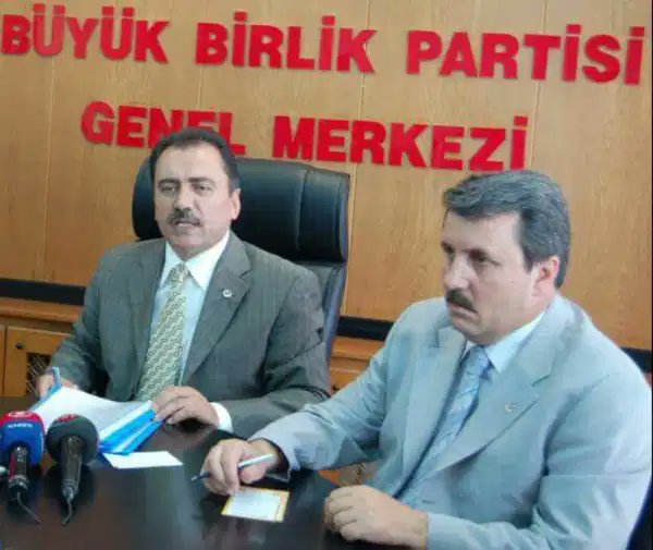 O yiğitler ki;
Gür sesleri cihanı titretir...