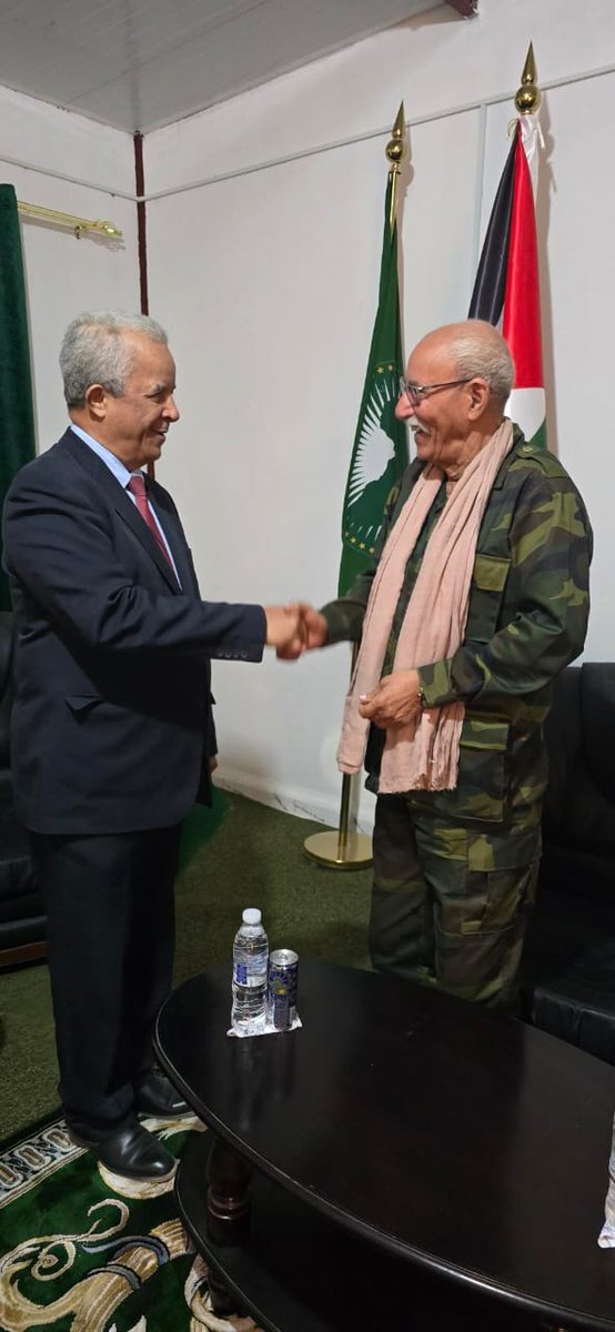 1/2 🇨🇺🤝🇪🇭 En #Tinduf, durante el 50 aniversario de la #RASD, embajador de Cuba <a href="/HectorIgarzaC/">Héctor Igarza Cabrera</a> sostuvo fraternal encuentro con el presidente saharaui Brahim Ghali, a quien entregó un mensaje personal del presidente #Cuba <a href="/DiazCanelB/">Miguel Díaz-Canel Bermúdez</a>